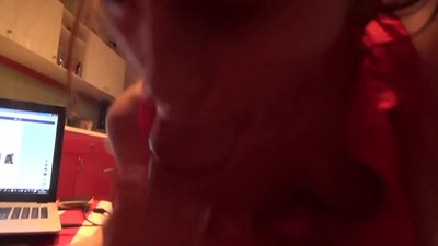 Mtsikana wasukulu akuyamwitsa mchimwene wake popanda munthu